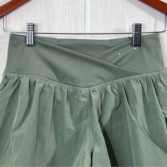 Happily Grey NWT Crossover Waist Athletic Boho Double Layer Shorts Green Sz M - Picture 2 of 11